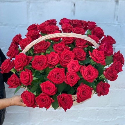 Корзинка "Моей королеве" из красных роз с доставкой в по Верхнему Услону